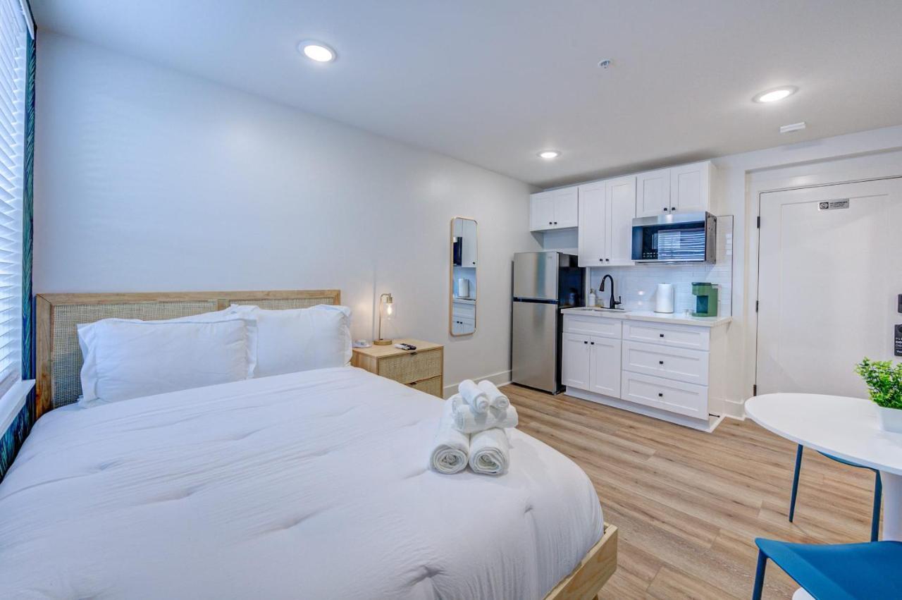 Roaring Tigers Studio Apartment Galveston Bagian luar foto
