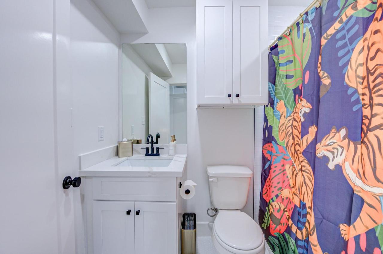 Roaring Tigers Studio Apartment Galveston Bagian luar foto