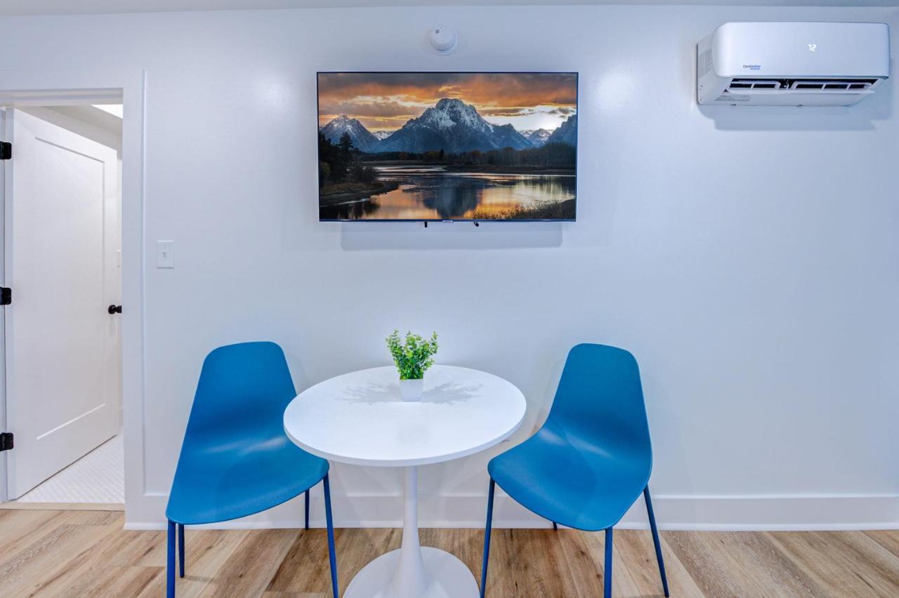 Roaring Tigers Studio Apartment Galveston Bagian luar foto