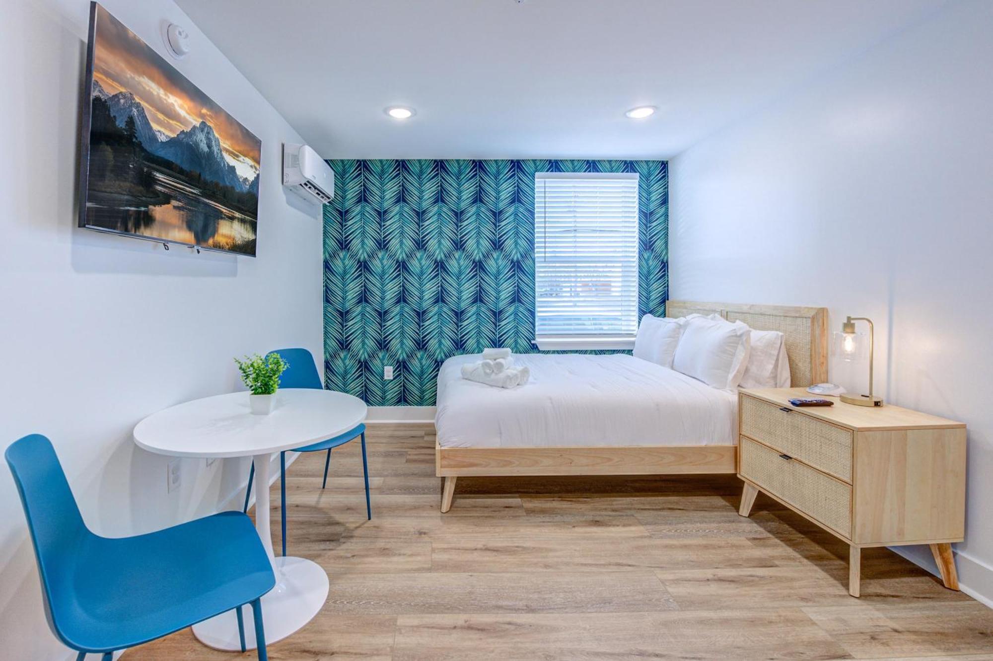 Roaring Tigers Studio Apartment Galveston Bagian luar foto