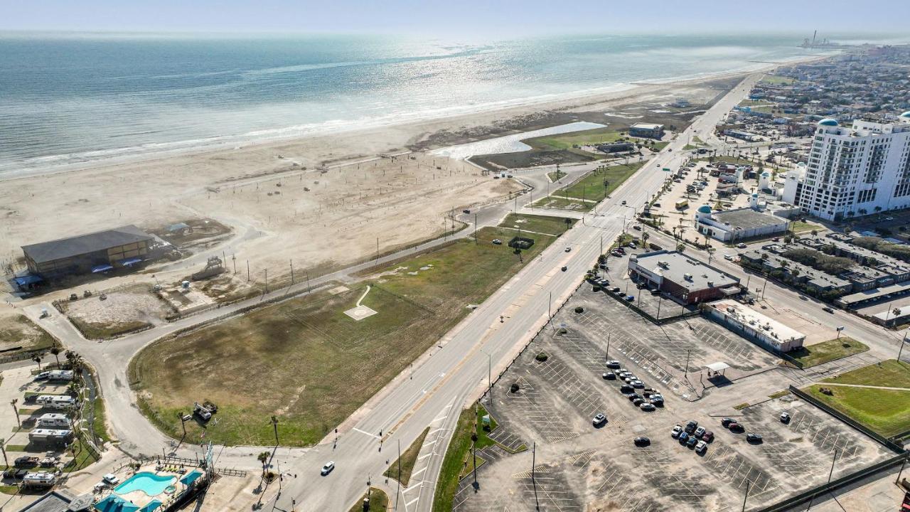 Roaring Tigers Studio Apartment Galveston Bagian luar foto